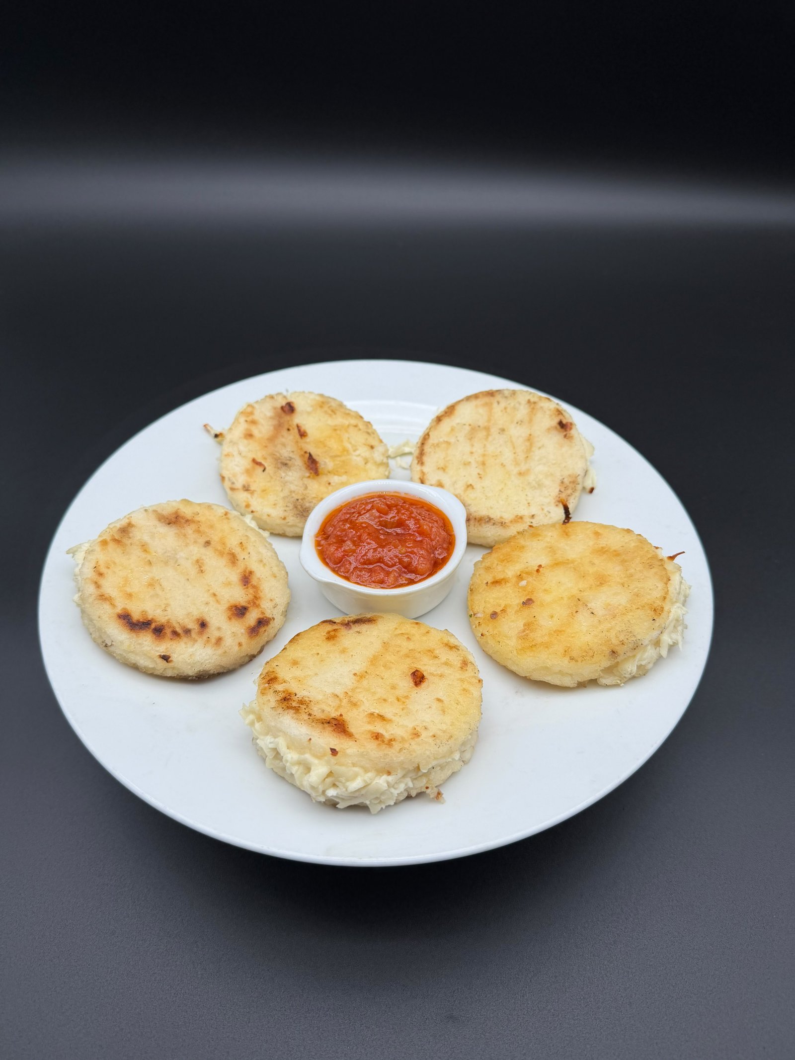 Arepitas asadas con queso y hogado